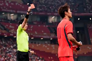 47场首红！韦世豪吃到国足生涯首张红牌，国青、国奥曾两度染红